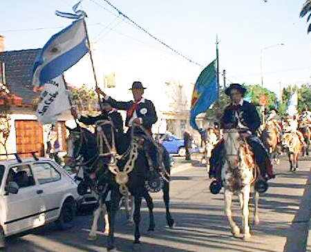Se realiz� el desfile por el D�a de la Tradici�n.