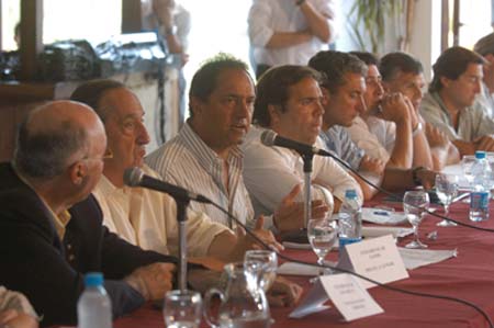 El Dr. Sim�n particip� de una reuni�n convocada por el gobernador Scioli.
