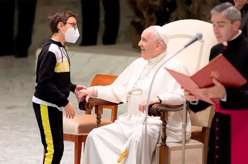 Mamá asegura que su hijo recibió un “milagro” tras encuentro con el Papa