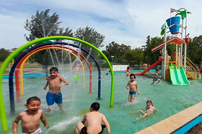 Más de 200 familias disfrutaron este domingo del Parque Acuático Municipal