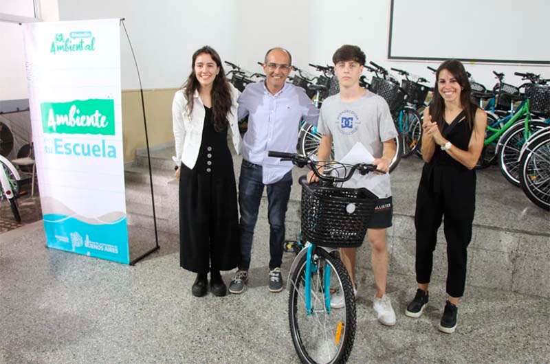 Estudiantes de Urdampilleta y Pirovano recibieron bicicletas
