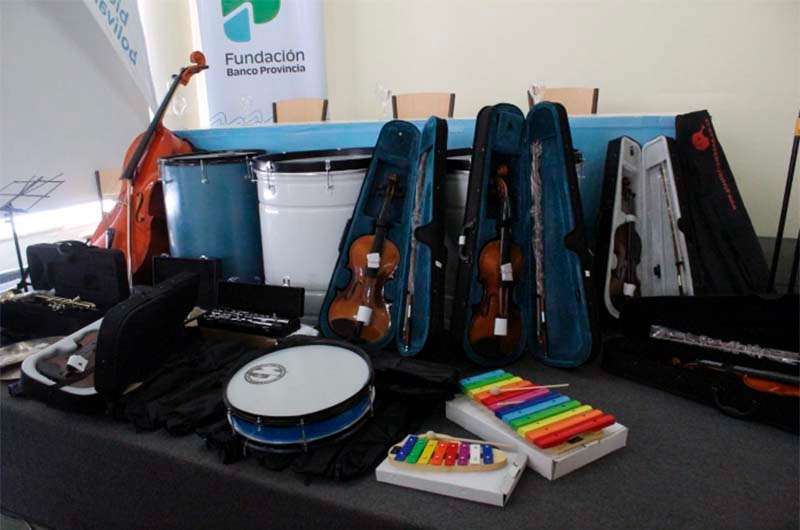 Se entregaron instrumentos musicales para la Orquesta Escuela de Bolívar