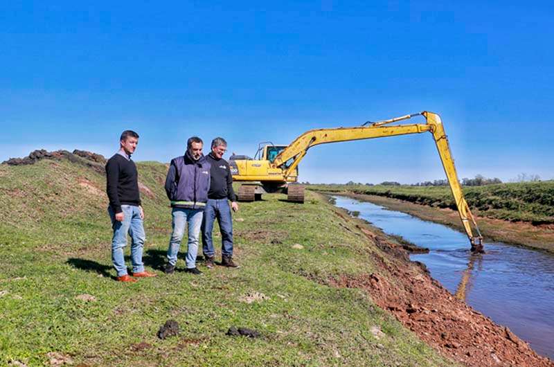 El municipio y el gobierno provincial realizan tareas de limpieza en canales