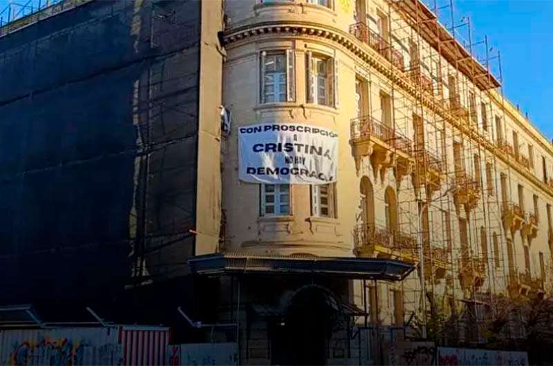 Repudian cartel colocado en el frente del rectorado