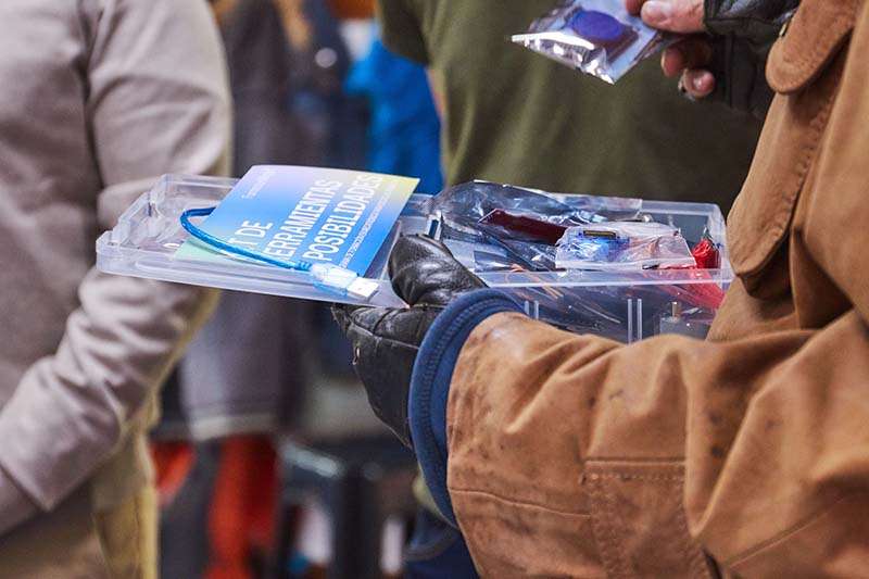 Capacita docentes y entrega kits de mecatrónica a 50 escuelas argentinas