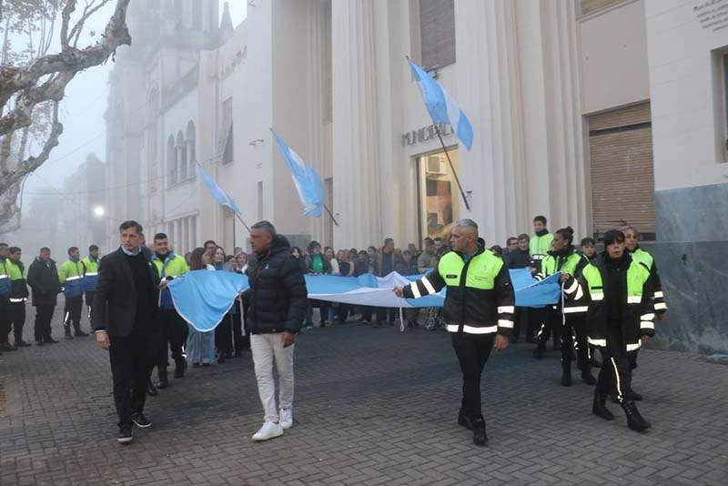 Izamiento del pabellón nacional junto a trabajadores municipales