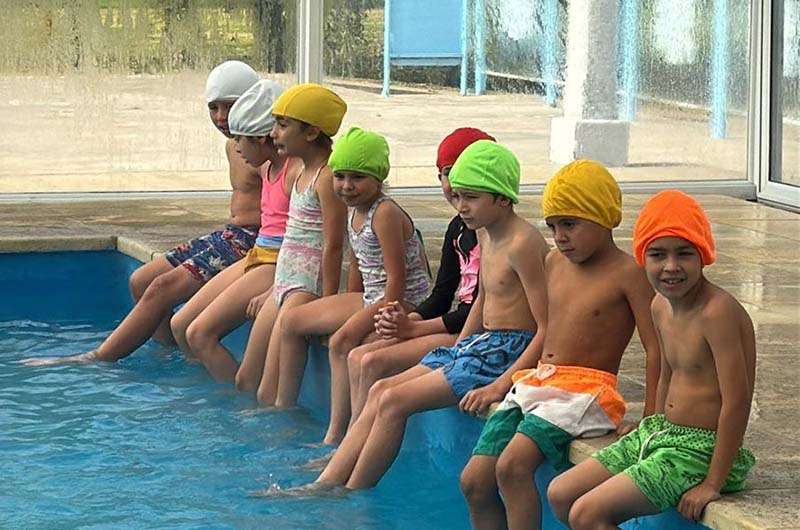 Los CAI sumaron clases de natación gratuitas para niños
