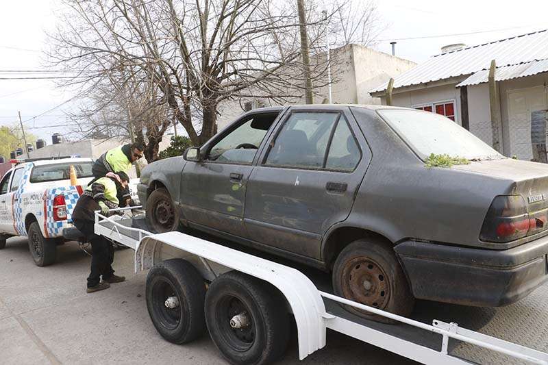 Continúa la remoción de vehículos abandonados en la vía pública