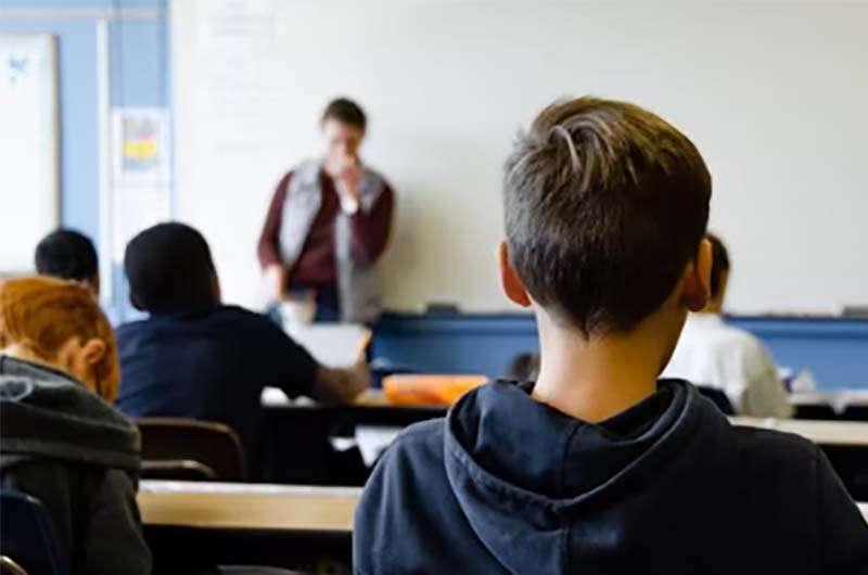 Faltar a clase puede pesar tanto como el origen socioeconómico