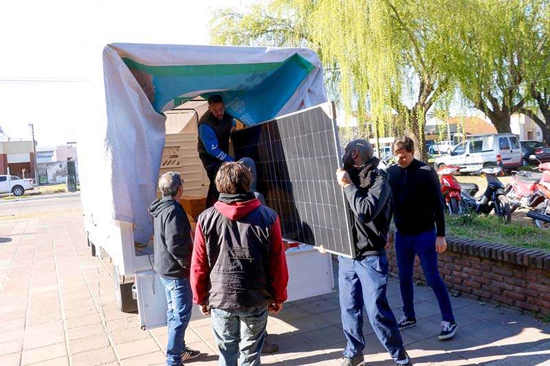Entrega de equipamiento de energía solar a la E.E.S.T. N° 1